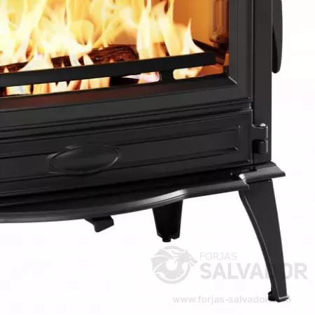 Con la Dovre 760WD disfruta del fuego desde su amplio cristal mientras ahorras leña y reduces emisiones.