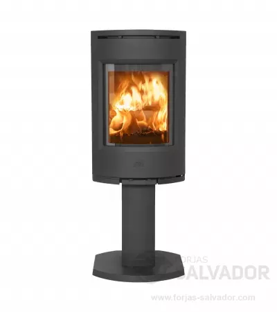 Estufa Jøtul F 136 de diseño moderno en hierro fundido negro, perfecta para espacios contemporáneos.