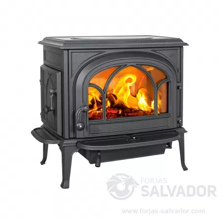 Vista frontal de la estufa Jøtul F 500 ECO con diseño de arcos y amplia visión del fuego.