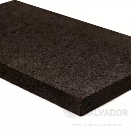 O preto realça o calor: a vermiculita do Rocal Drop reflete o fogo com elegância e eficiência.