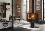 Vista panorámica de la estufa Denia Stoves Elyps en funcionamiento