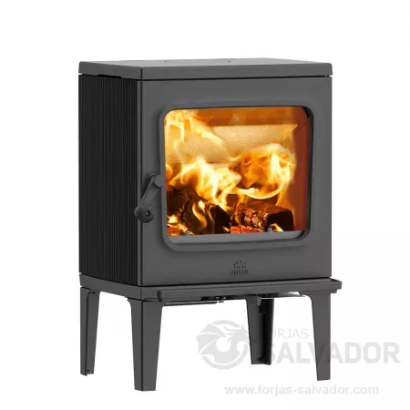 Fuego activo en la Jøtul F205 LL, destacando la eficiencia del 82% en la combustión.