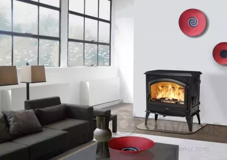 Estufa de leña Dovre 760WD, ideal para hogares sostenibles con su conexión de aire exterior y bajo consumo.