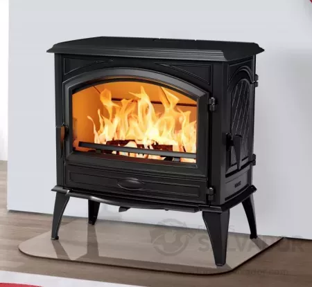La Dovre 760WD garantiza un rendimiento del 81% y una vista clara del fuego gracias a su sistema de cristal limpio.