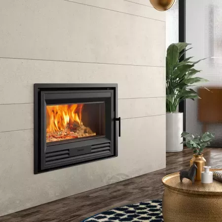 stufa Hergom C-3/80 N HF instalada en un salón, destacando su diseño robusto y elegante.
