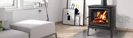  Estufa de leña Hergom Shelburne HF en funcionamiento con llamas visibles.