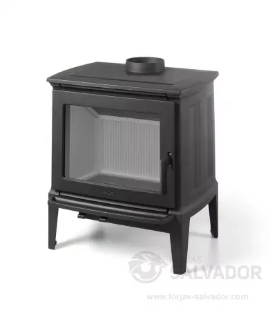 Estufa de leña Hergom E-30 M de hierro fundido, diseño robusto y eficiente para calefacción.