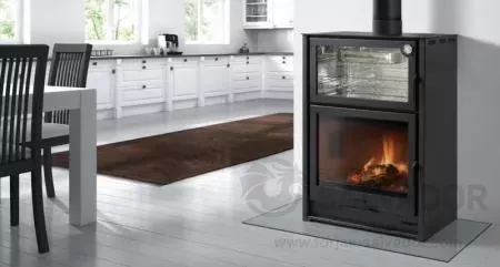 Forno a lenha da Fundição Hergom Arce em ambiente rústico, proporcionando aconchego e conforto