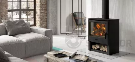 Estufa Hergom EB-1 en funcionamiento con fuego encendido y diseño clásico en hierro fundido.