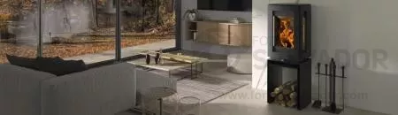 Estufa Hergom Glow Base Patas instalada en un salón moderno, proporcionando un ambiente cálido y acogedor.