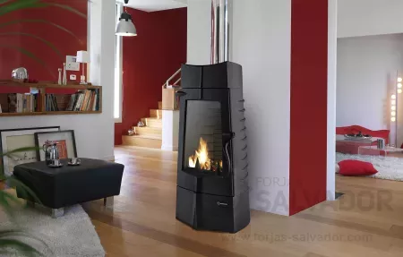 Estufa Invicta Chamane 10 en ambiente moderno, destacando su diseño elegante.