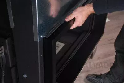Puerta guillotina vertical y cristal limpio – fácil mantenimiento