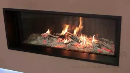 Hogar LUNA DIAMOND 1300 H – cristal frontal panorámico con fuego visible en espacio moderno