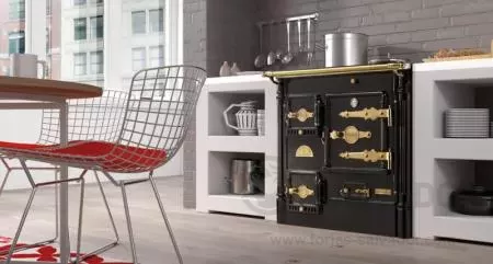 Cocina de leña Hergom L-07/90 CC SE con diseño clásico y tecnología de doble combustión para una mayor eficiencia energética.