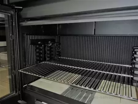 Forno a lenha Hergom Arce Fundición com sistema de vidro limpo e grelha de ferro fundido na base.