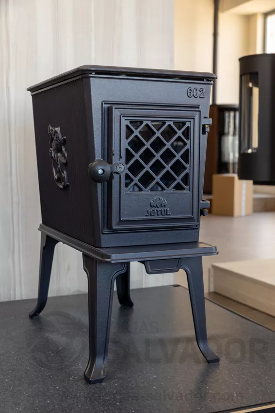 Puede ver Jotul F602 ECO Esmaltada Azul en nuestro showroom.
